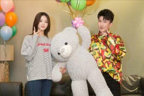 娱乐圈吃瓜背景图片真人,揭秘真人生吃瓜背后的故事